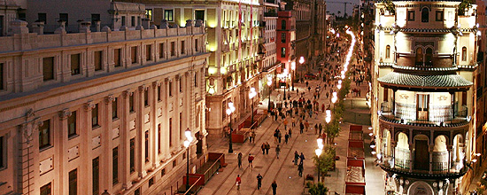 Tránsito de peatones por la Av. Constitución en Sevilla. Luminarias STIL