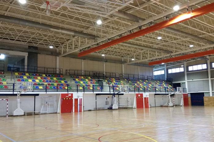 luminarias LED en el pabellón polideportivo de La Parellada en Sant Boi de Llobregat